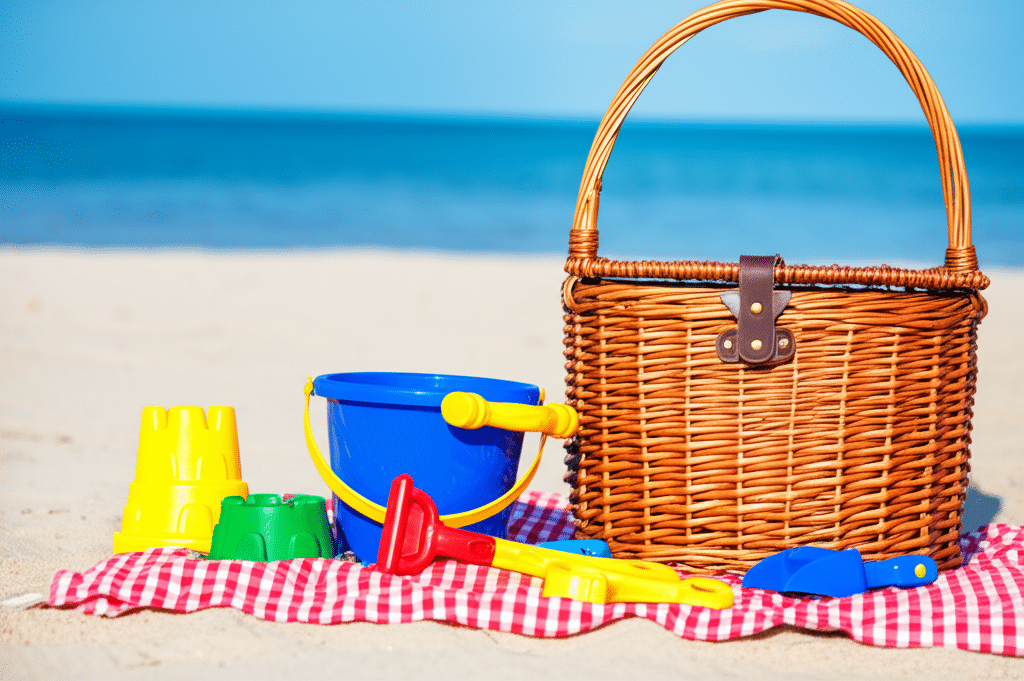Eine Familie sitzt am Strand und genießt den Sonnenuntergang
